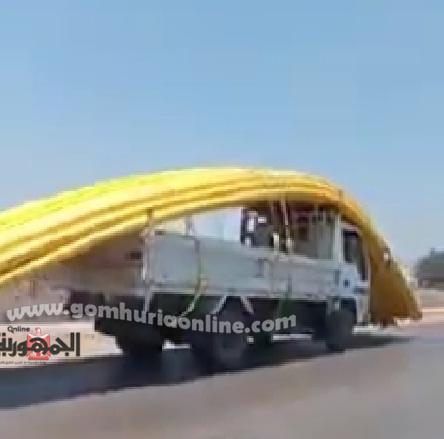 سيارة نقل تتحول لكارثة متحركة على الطريق صور