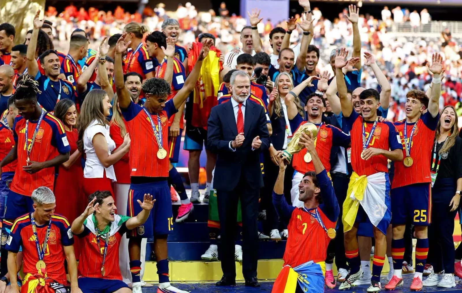 العائلة الملكية تشارك منتخب إسبانيا فرحة الفوز بالمونديال .. صور