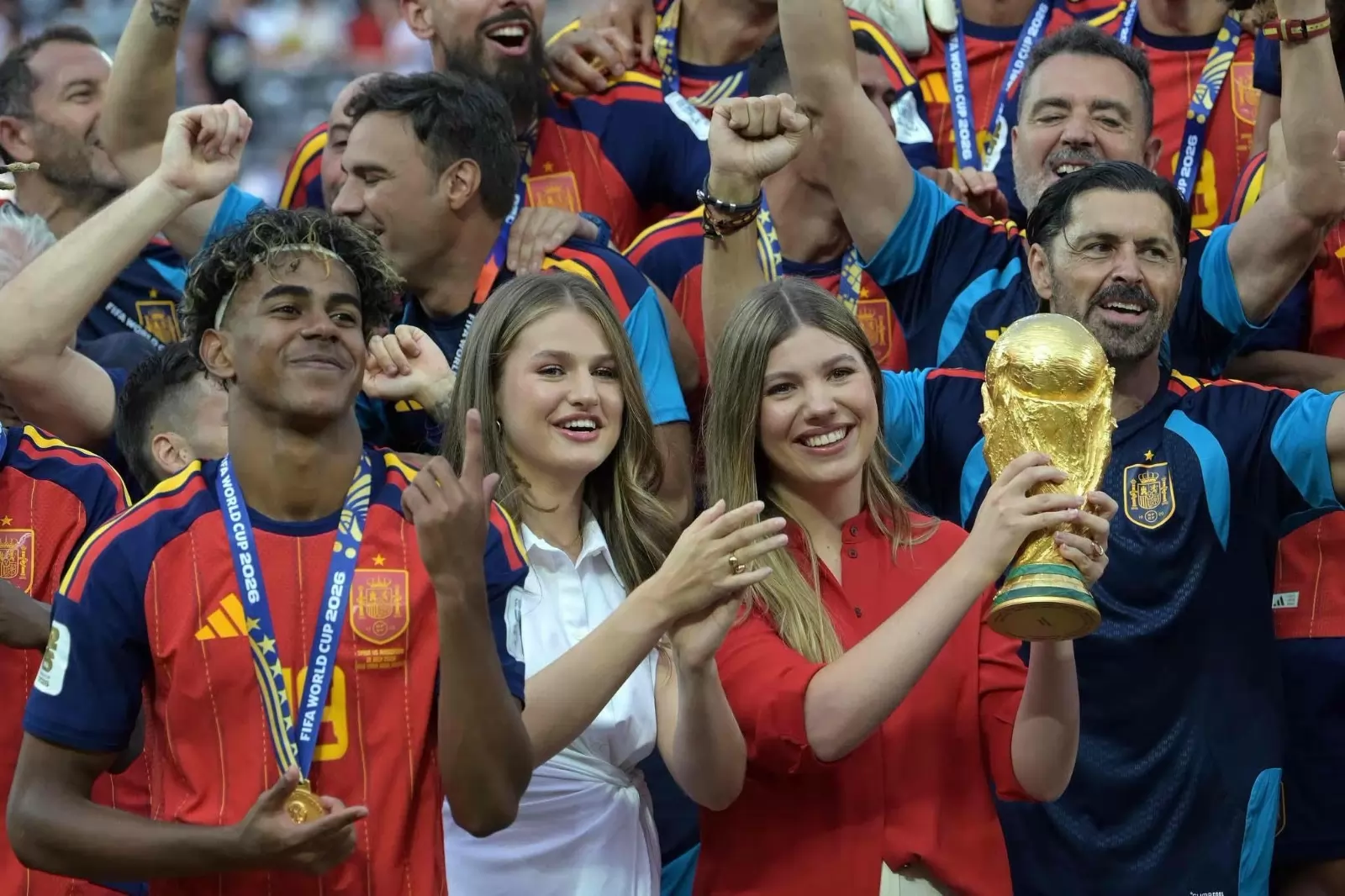 العائلة الملكية تشارك منتخب إسبانيا فرحة الفوز بالمونديال .. صور