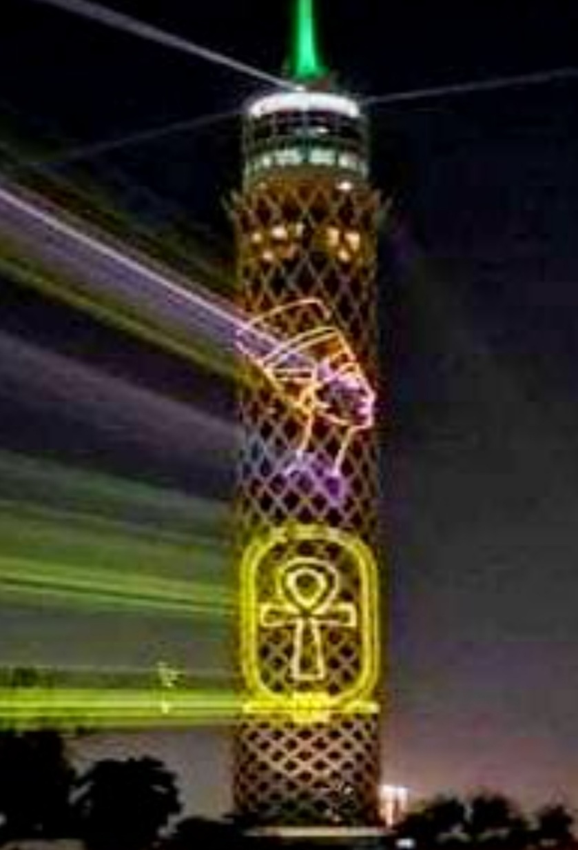 برج القاهرة يتزين بصور الملوك والملكات بالتزامن مع الموكب الذهبي .. صور