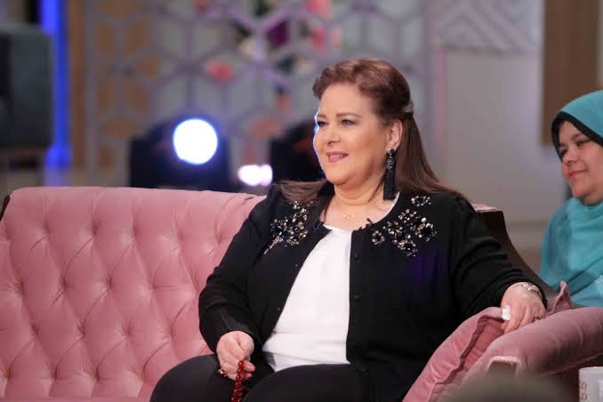 سر السبحة الحمراء ل دلال عبدالعزيز التى لا تفارقها .. صور