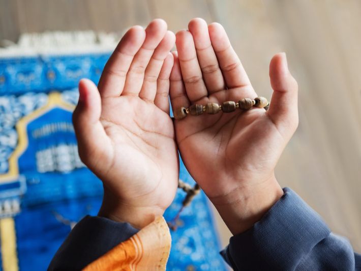 حكم ذكر اسم الشخص في الدعاء في الصلاة